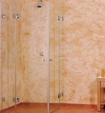 Moderne Glasdusche mit Eckdusche und gemusterter Wand in einem stilvollen Badezimmer.