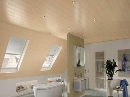 Modernes Badezimmer mit Dachschrägen, Holzdecke, Badewanne und großen Dachfenstern.